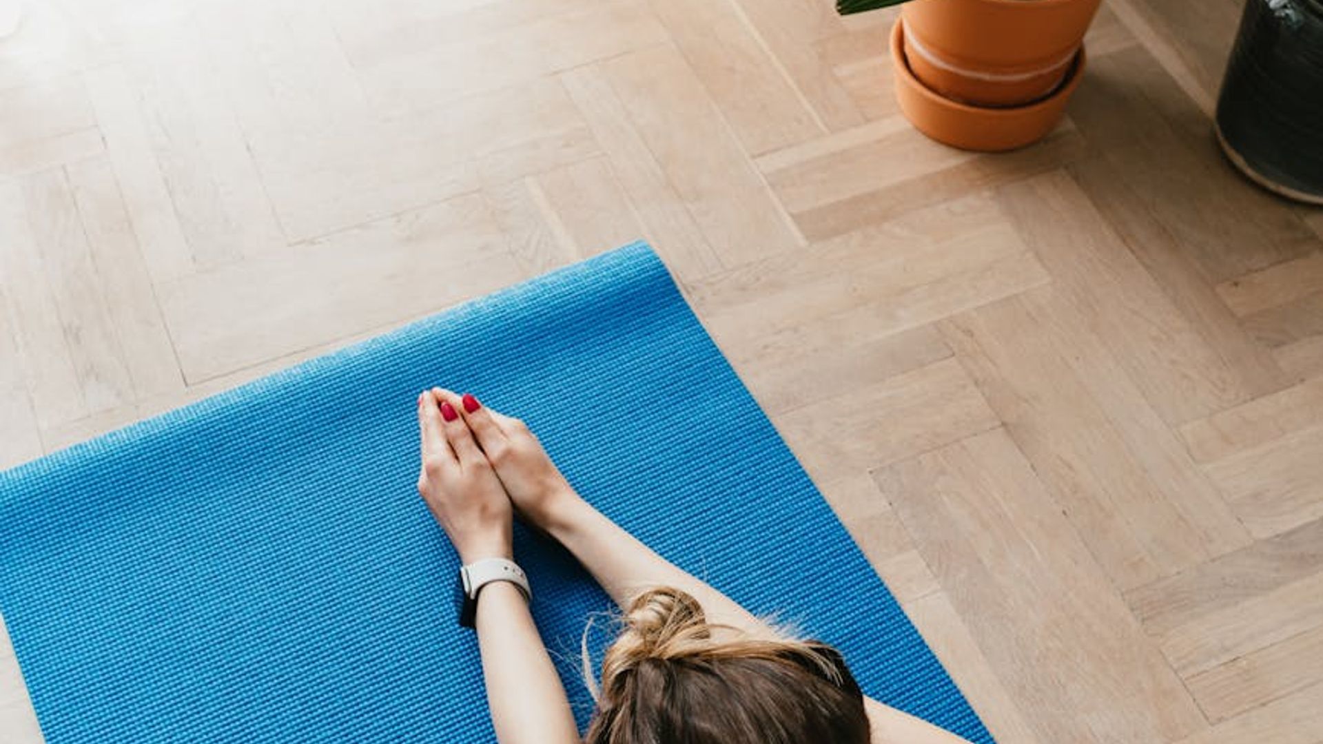 Calm and spacious room with a yoga mat on the floor, ready for practice.